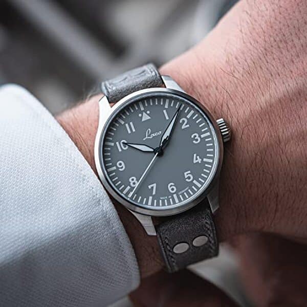 Découvrez l'avis complet de la Laco Basis Augsburg, une montre aviateur au design épuré et aux performances fiables pour les amateurs de montres de qualité.