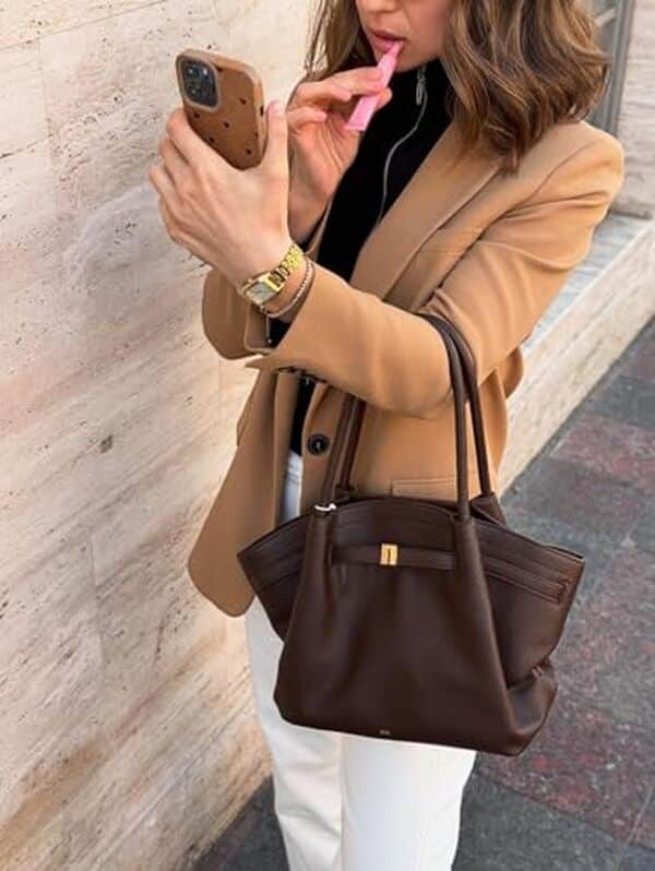 Découvrez notre avis détaillé sur le sac cabas JW PEI Hana marron foncé : qualité, design et praticité. Test complet et honnête du modèle.