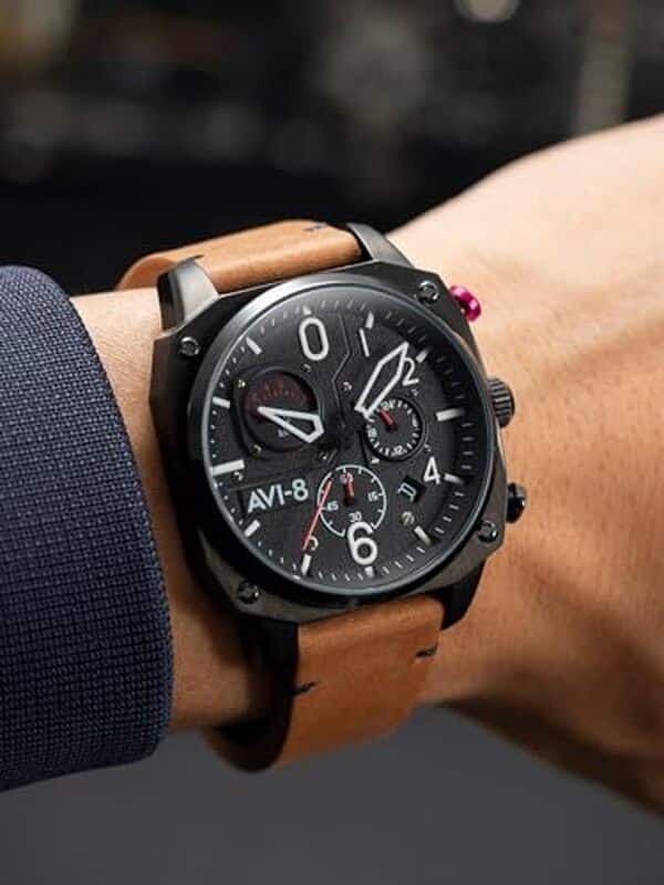 Découvrez notre test complet de la montre chronographe AVI-8 Hawker Hunter : design militaire, fonction rétrograde et qualité horlogère au meilleur prix. 
