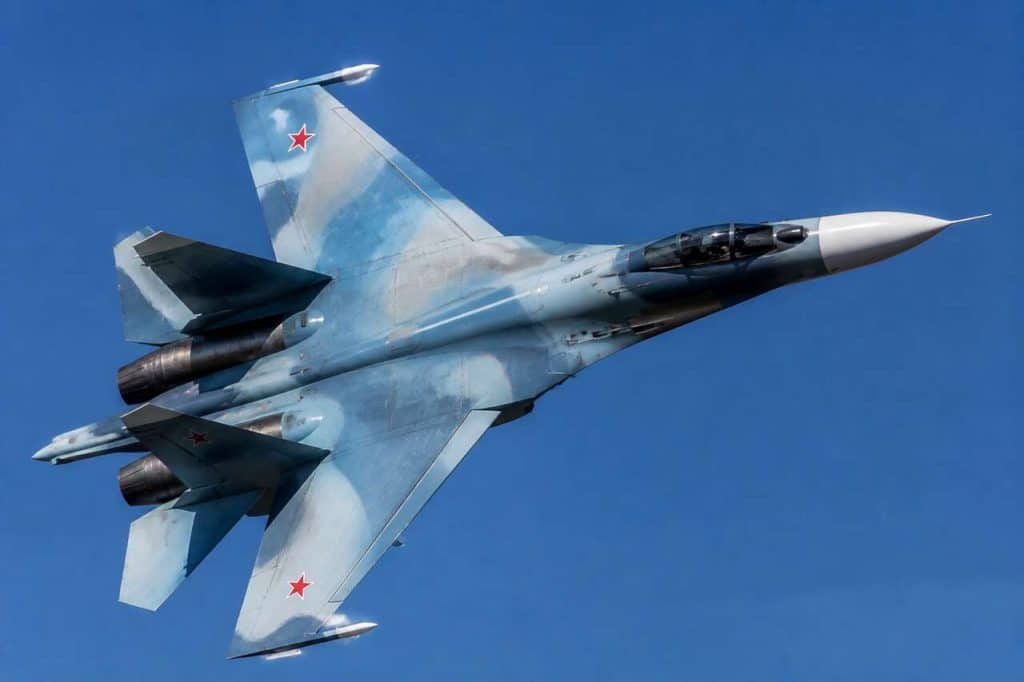 Survol technique du Su-27 Flanker : l'élite de l'aérospatial russe révélée