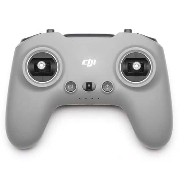 Découvrez notre test complet de la radiocommande DJI FPV : vérifiez la compatibilité, analysez les performances et trouvez tous les détails pour bien choisir votre équipement.