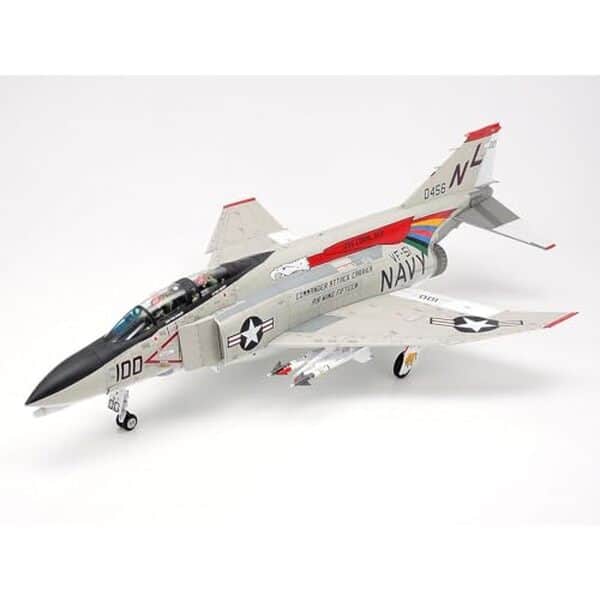Découvrez notre test complet du kit Tamiya F-4B Phantom II à l'échelle 1 : 48. Conseils d'assemblage, qualité des pièces et rendu final de cette réplique d'avion de chasse emblématique. 