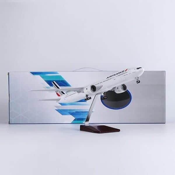 Découvrez notre test détaillé de la maquette Boeing 777 Air France échelle 1/157 : qualité, finitions et caractéristiques de ce modèle réduit collector. 