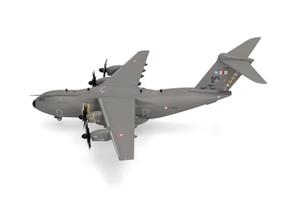Découvrez notre avis détaillé sur la miniature avion Herpa Armée de l'air à l'échelle 1 : 200: qualité, finitions et authenticité de ce modèle réduit de collection. 