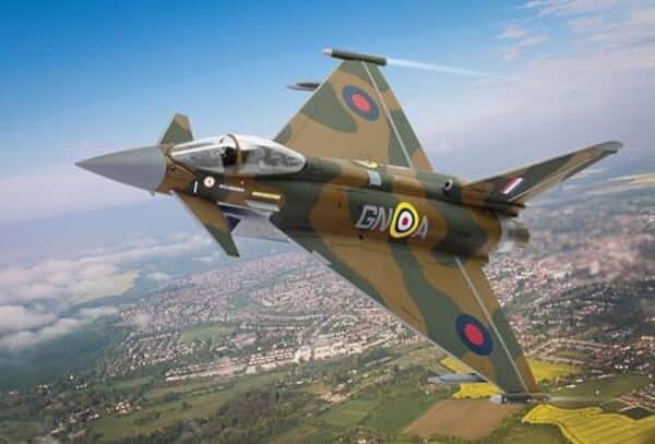 Découvrez notre test complet du chasseur Eurofighter Typhoon FGR.4 ZK349 GN-A, hommage à la bataille d'Angleterre. Performances, caractéristiques et analyse détaillée. 