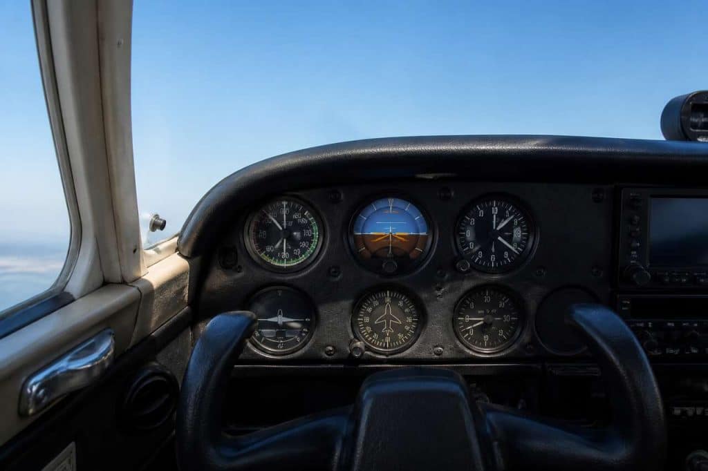 Horizon artificiel : comprendre cet allié des pilotes débutants