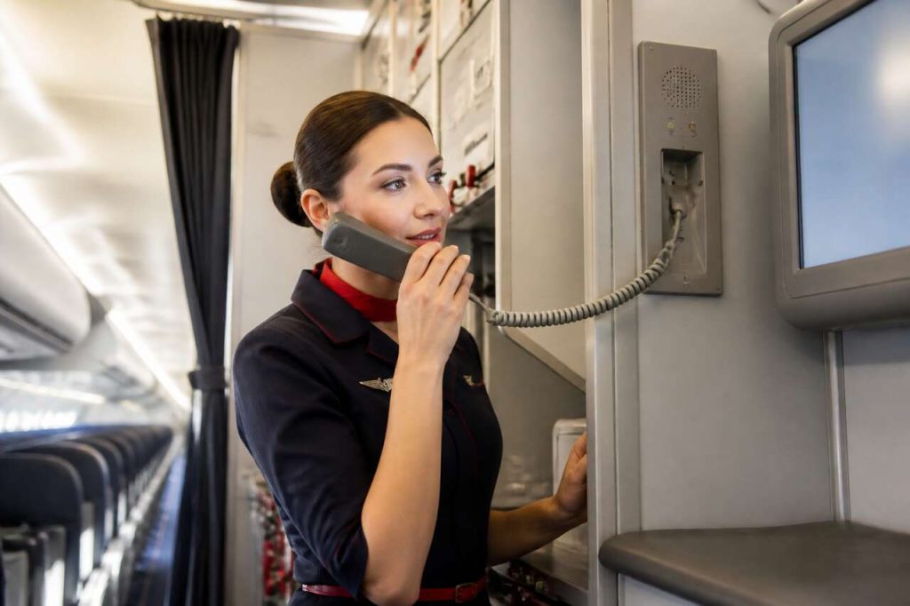 Interphone en avion : à quoi sert-il réellement lors du voyage ?