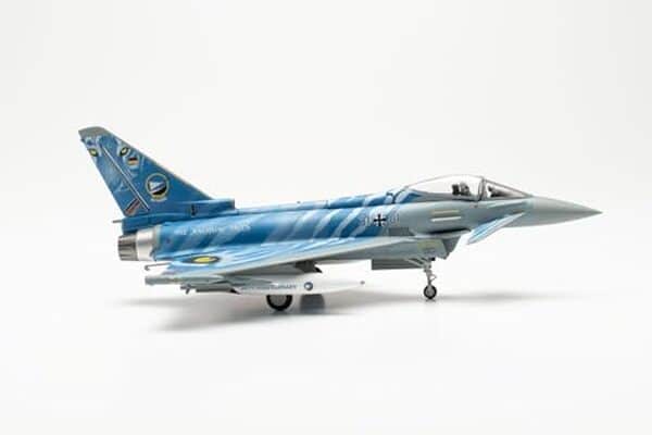 Découvrez notre avis détaillé sur la maquette Herpa Eurofighter Bavarian Tigers à l'échelle 1/72 : qualité, finitions et valeur de collection de ce modèle réduit premium. 