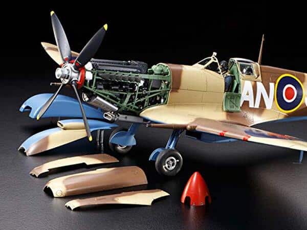 Découvrez notre test complet de la maquette Spitfire Mk.VIII 1/32 de Tamiya : qualité, pièces, montage et rendu final pour les passionnés d'aviation. 